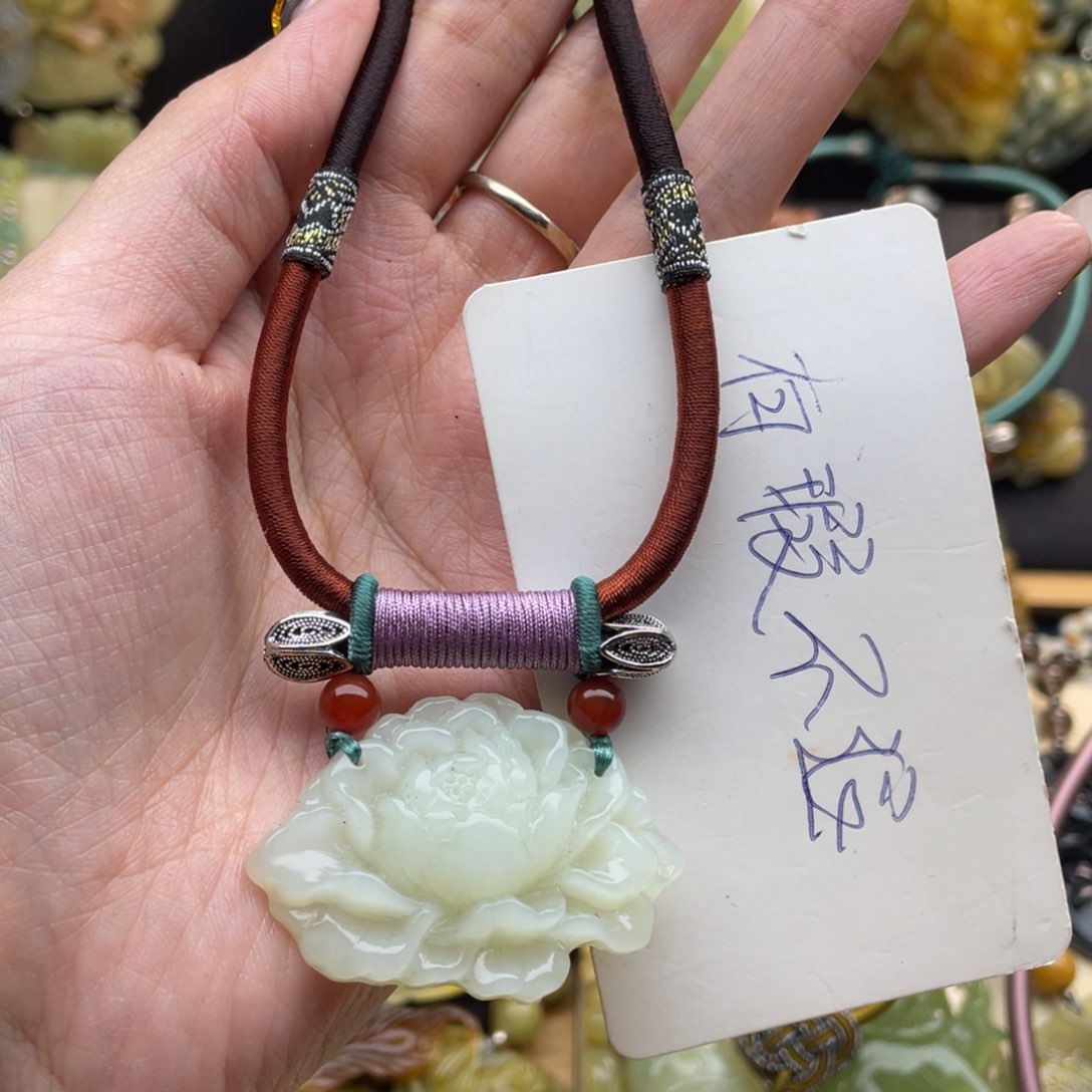 蛇纹石玉颈饰未镶嵌
