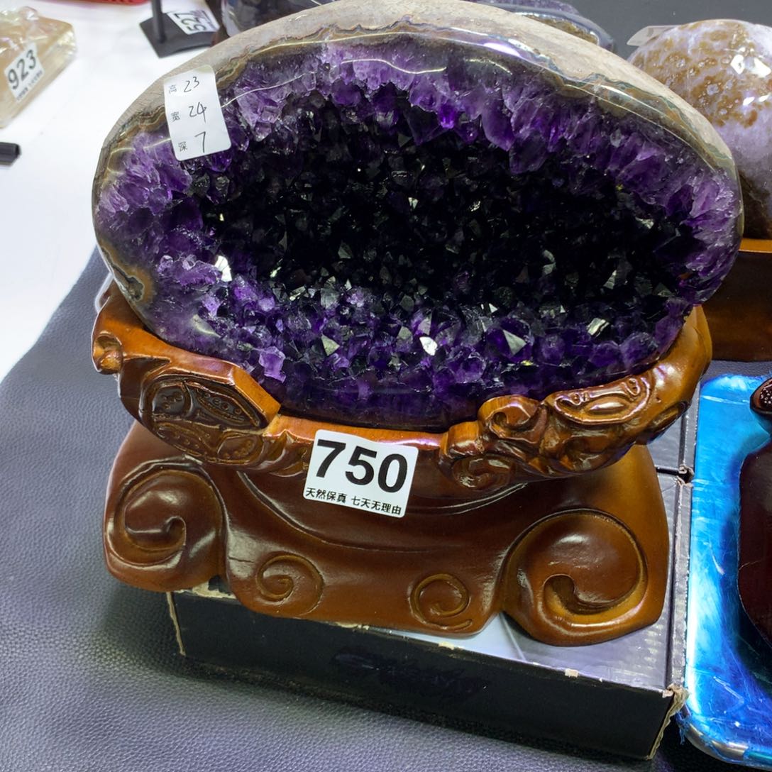 水晶摆件未镶嵌请***郭