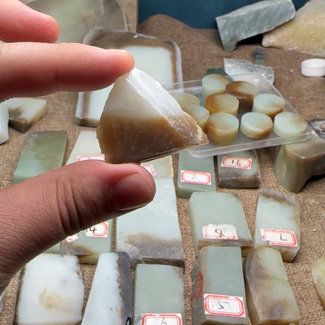 和田玉（糖玉）未镶嵌珠宝奇石