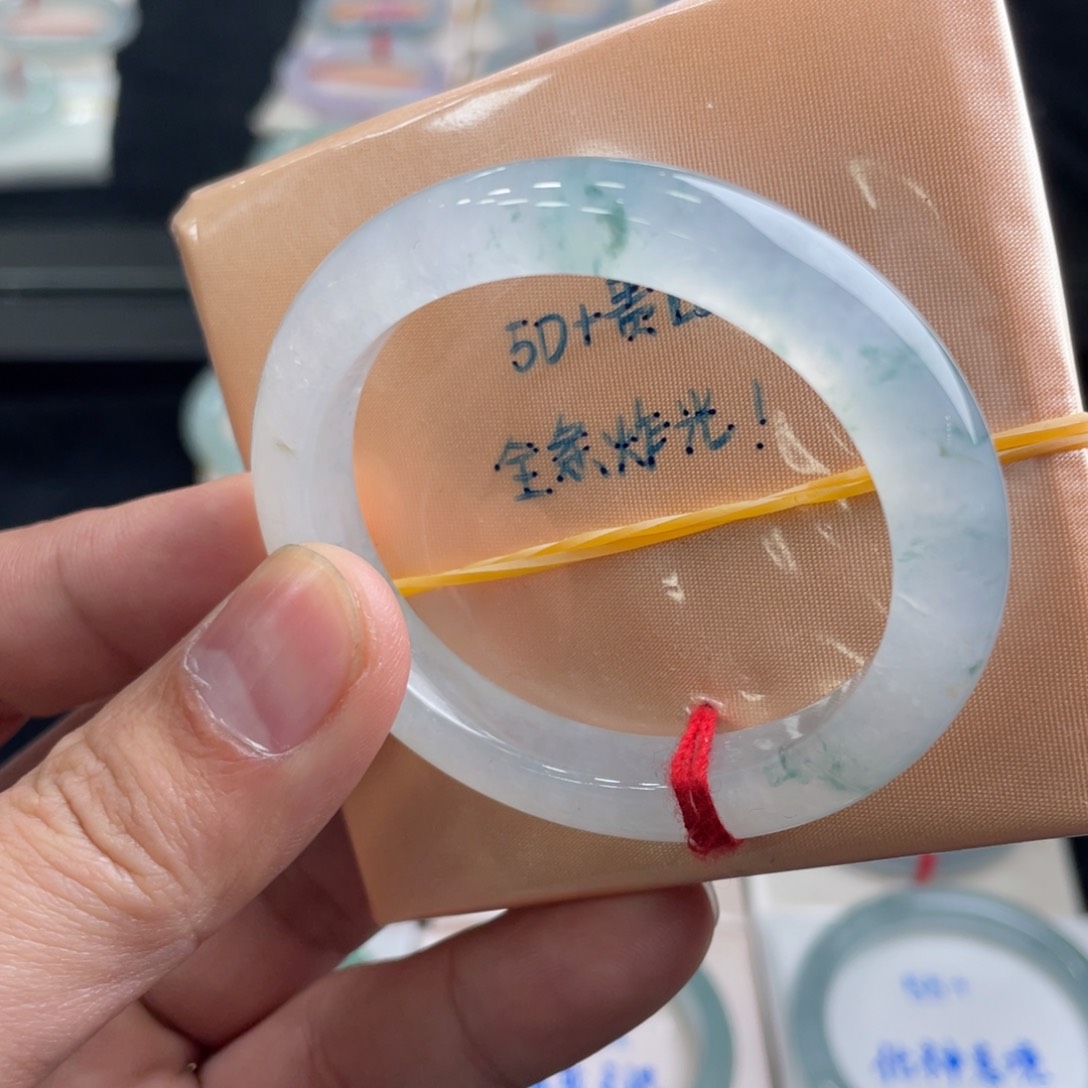 翡翠手镯未镶嵌翡翠手镯