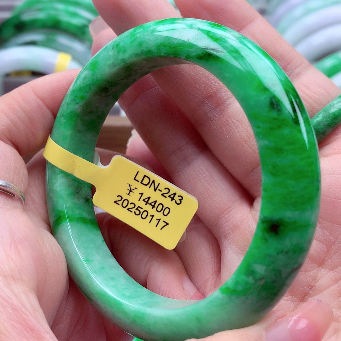 翡翠手镯未镶嵌翡翠