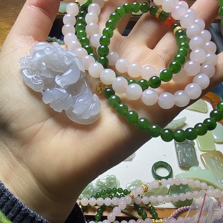 小***子和田玉（碧玉）未镶嵌颈饰