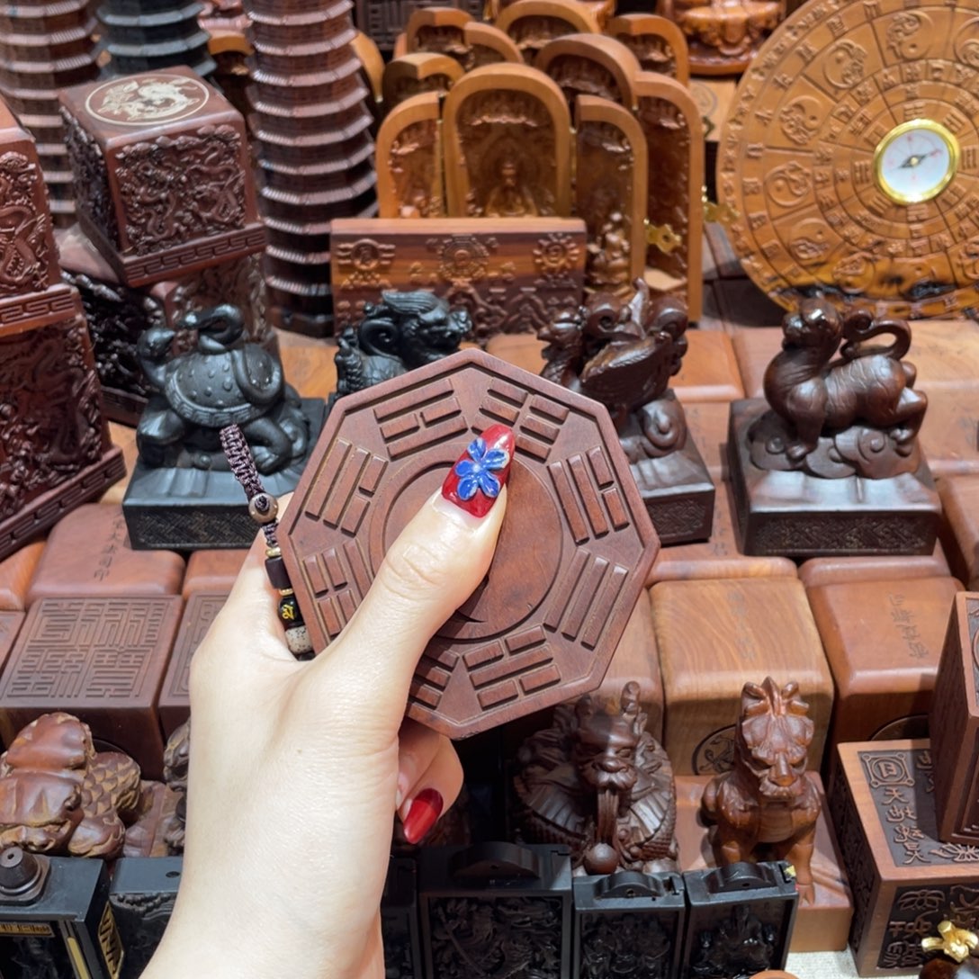 用***然木枣木八图摆件。     