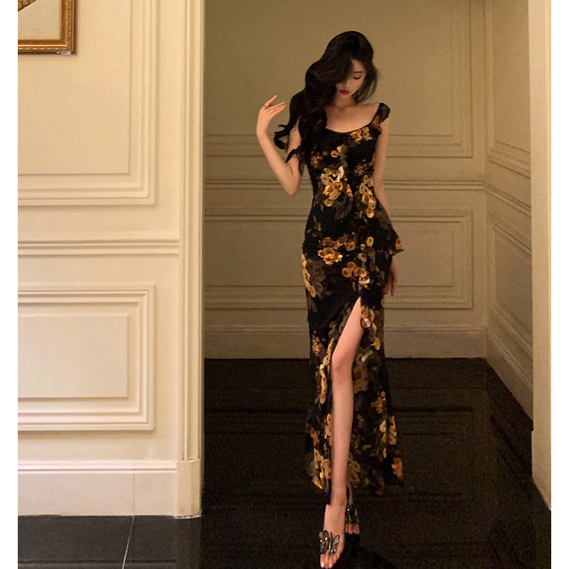  506荷叶边碎花吊带连衣裙女2024年新款法式气质开叉收腰长裙3893