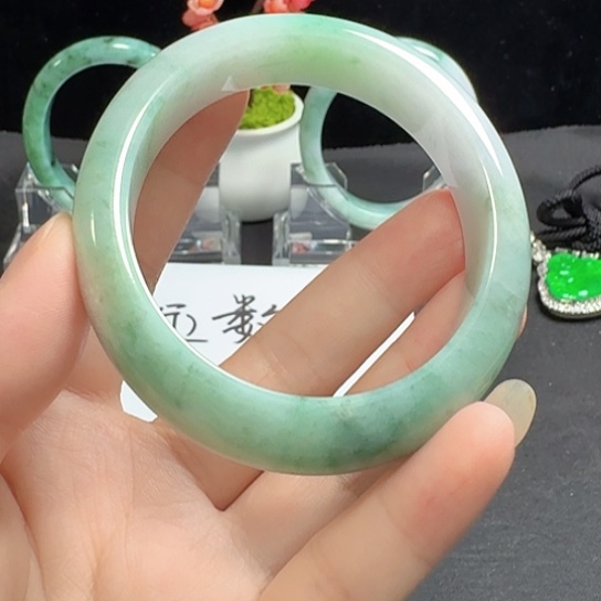 翡翠手镯未镶嵌翡翠
