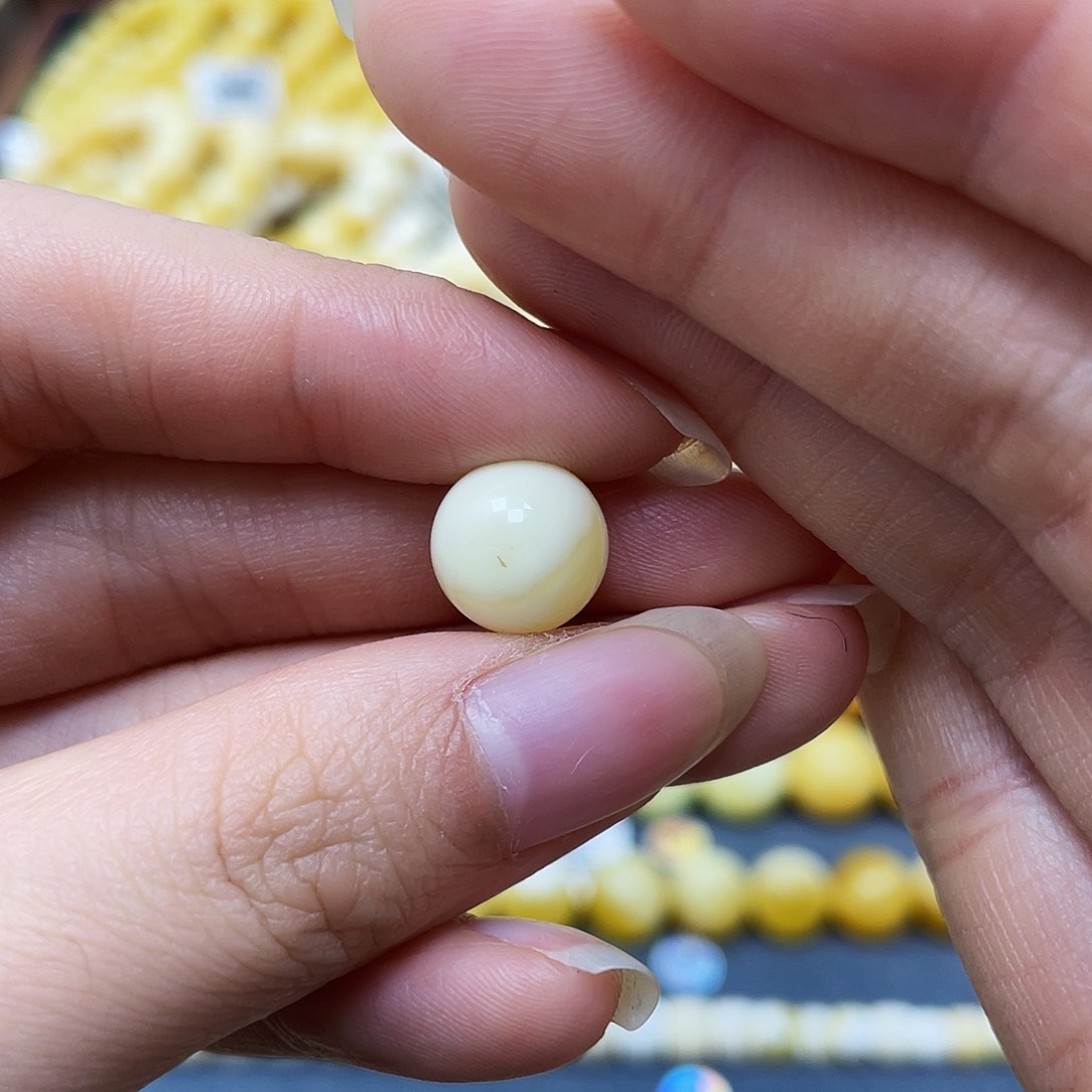 蜜蜡裸石未镶嵌圆珠10.6mm微瑕