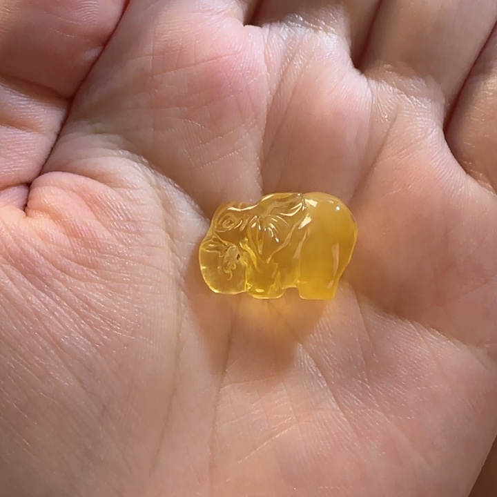 未镶嵌琥珀裸石大象