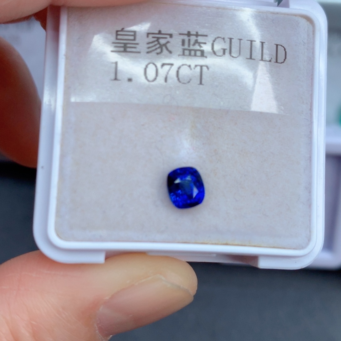1.07克拉裸石蓝宝石未镶嵌b****l