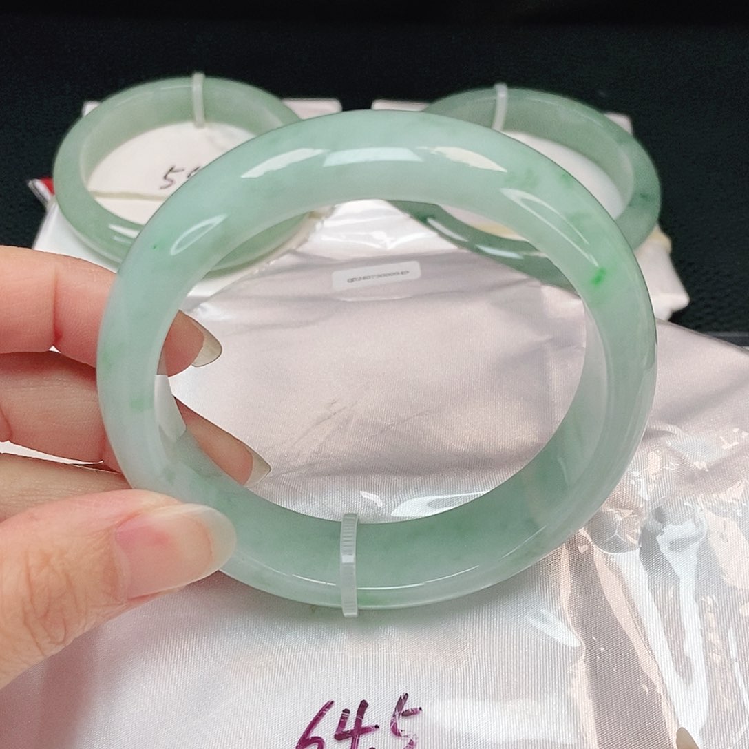 翡翠手镯未镶嵌正圈