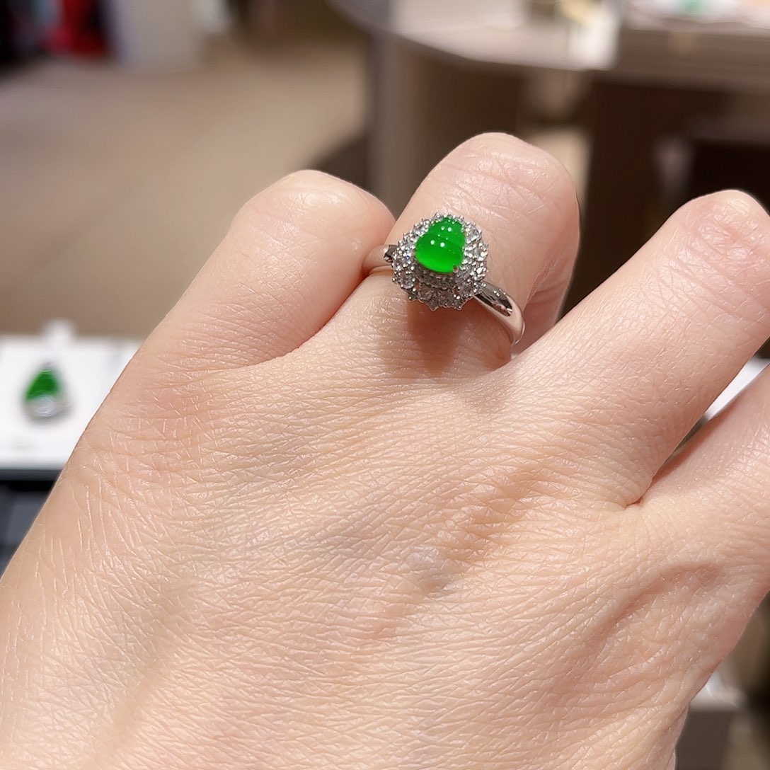 翡翠戒指18K金镶嵌翡翠戒指