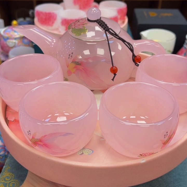 紫砂茶杯如图兔兔小心翼翼小心翼翼