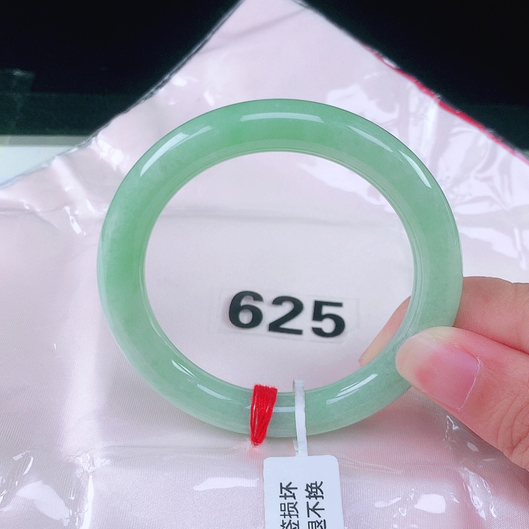翡翠手镯未镶嵌翡翠手镯