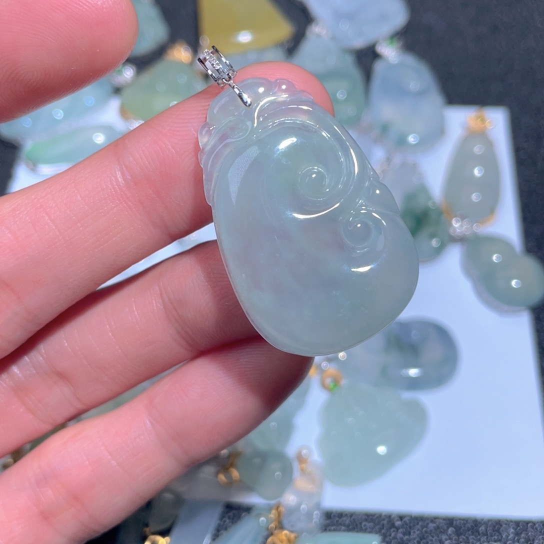 翡翠颈饰18K金镶嵌翡翠