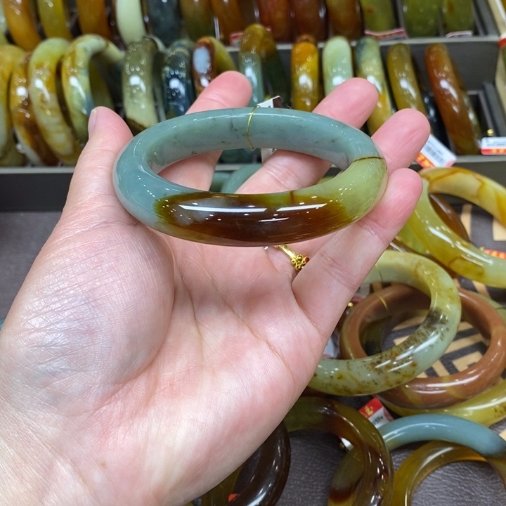 未镶嵌蛇纹石玉手镯三**语