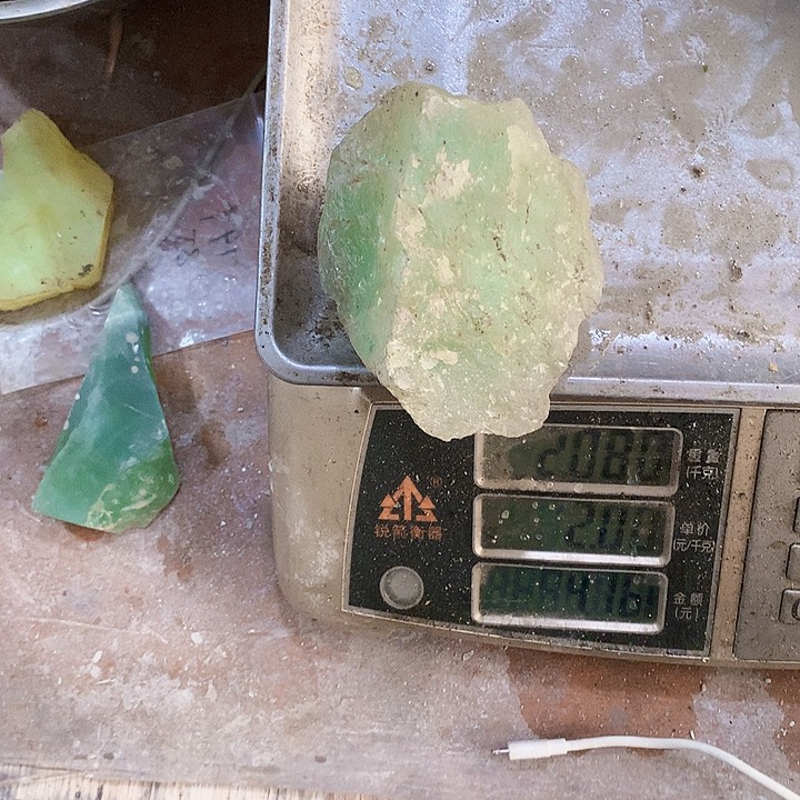 未镶嵌蛇纹石玉珠宝奇石