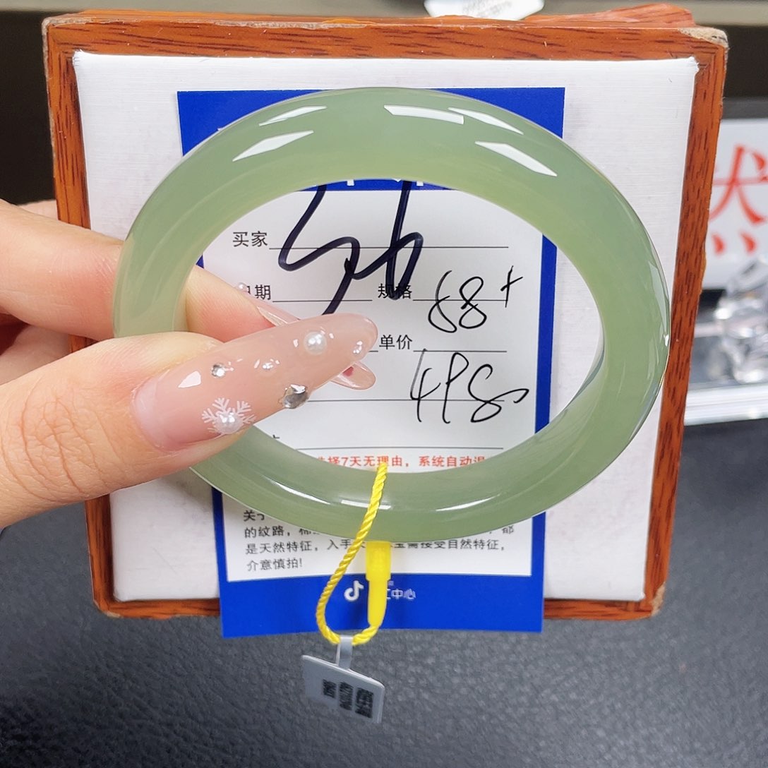 和田玉手镯未镶嵌夏*?