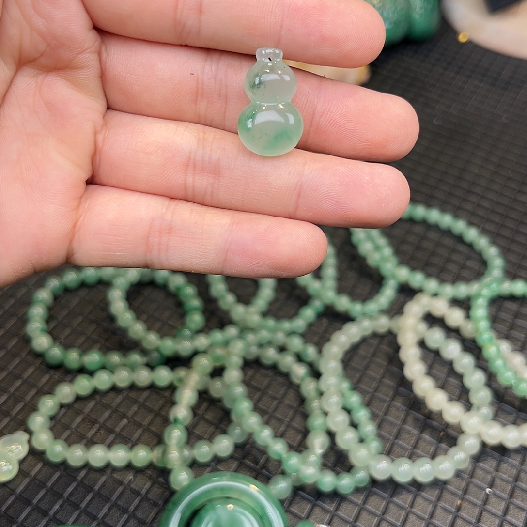 流***年石英质玉未镶嵌手镯