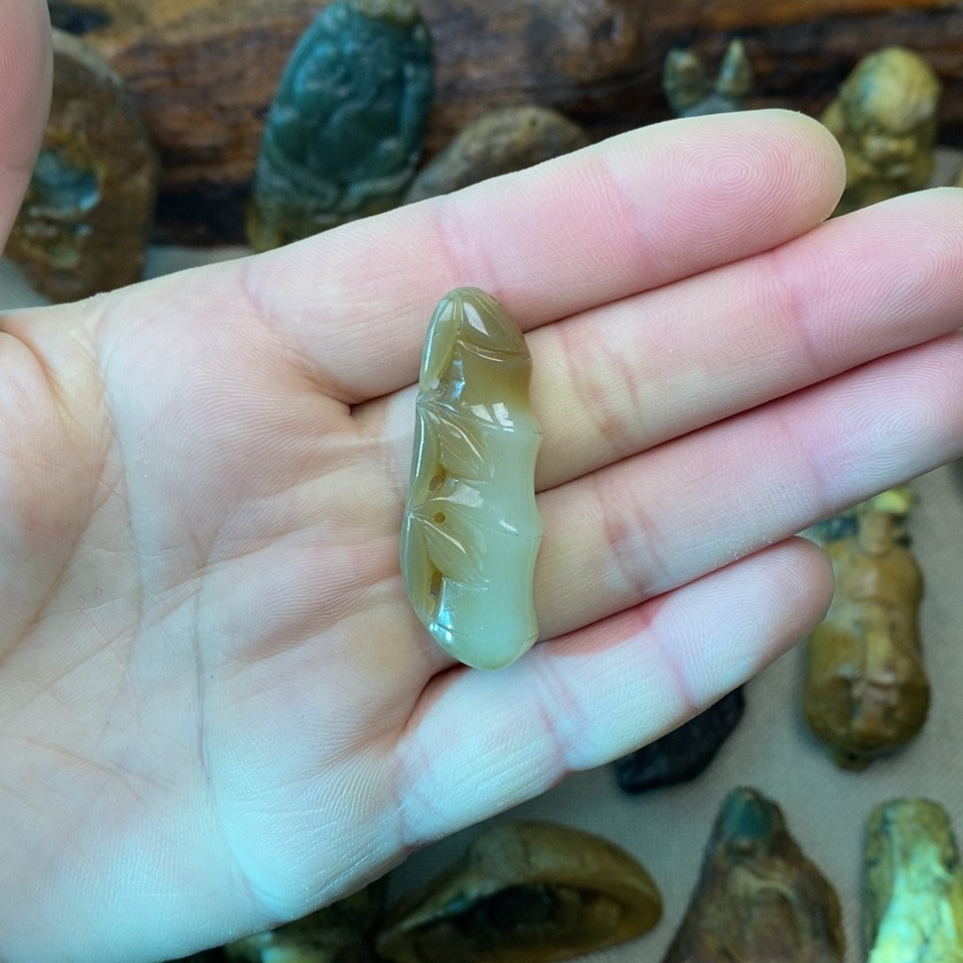 颈饰未镶嵌岫岩老玉（透闪石质玉）