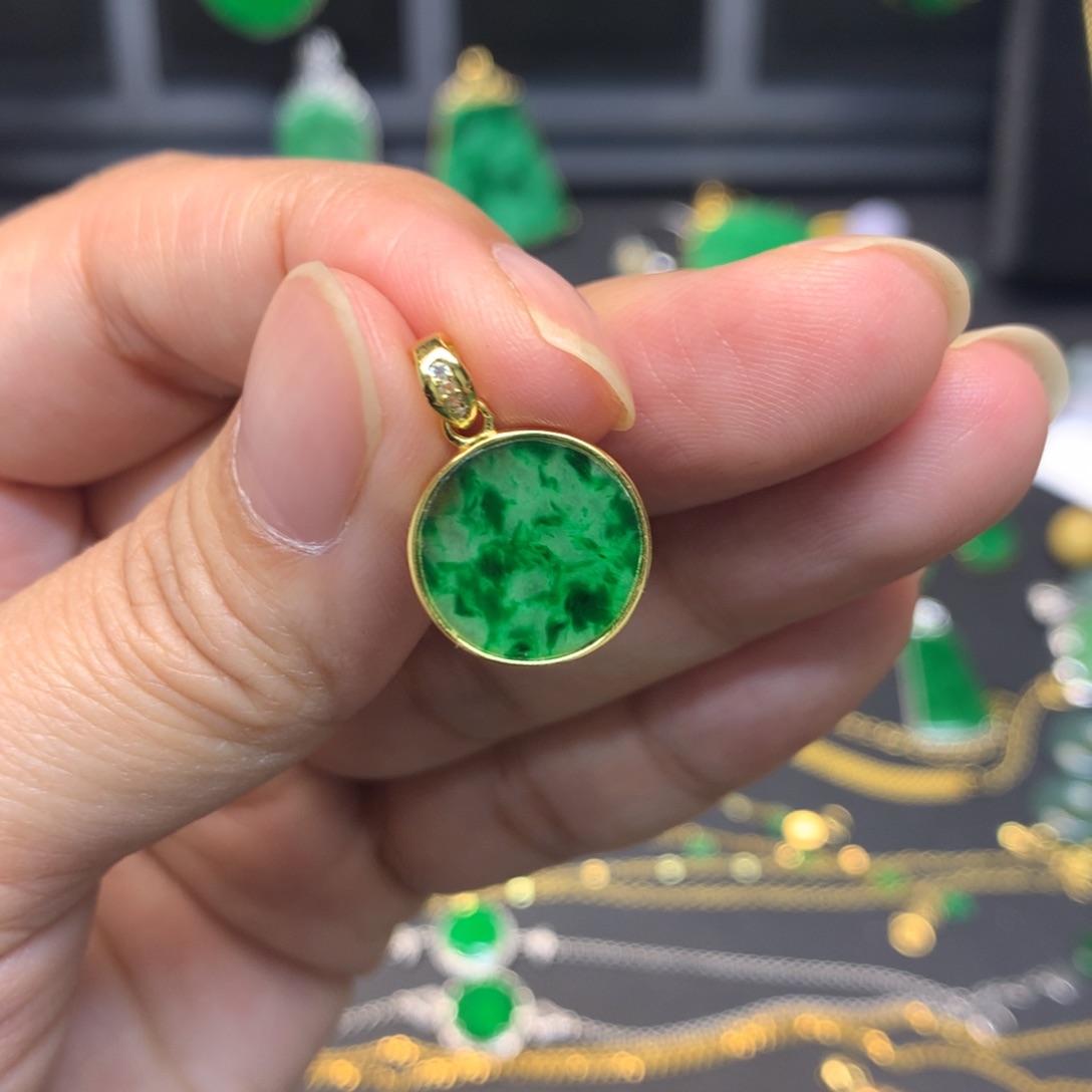 翡翠未镶嵌颈饰有纹