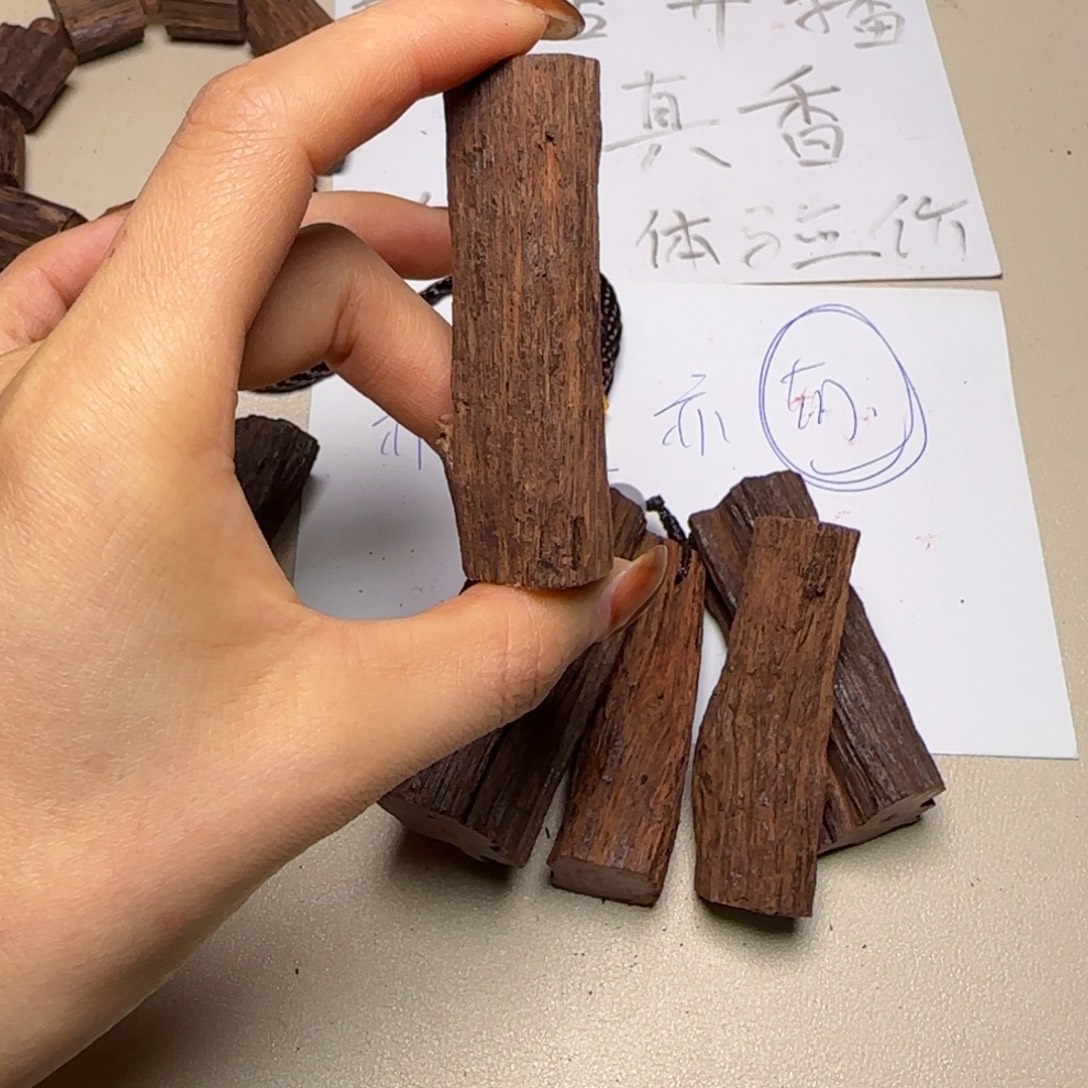 藤类j1降真香手把件（发其一