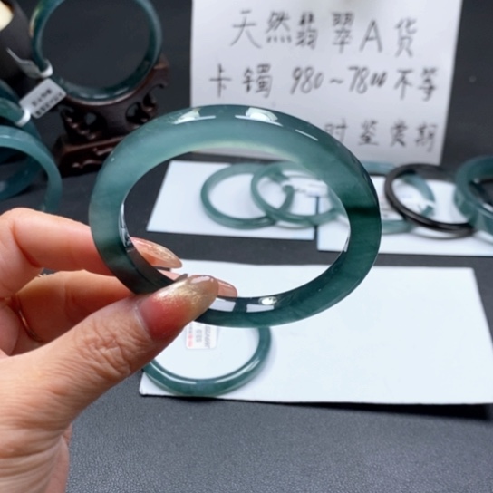 翡翠手镯未镶嵌青*味