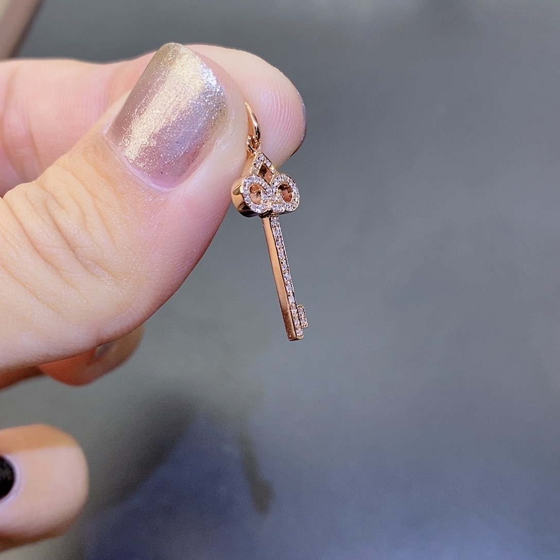 18K金镶嵌吊坠(不含链)钻石迷你小钥匙k玫