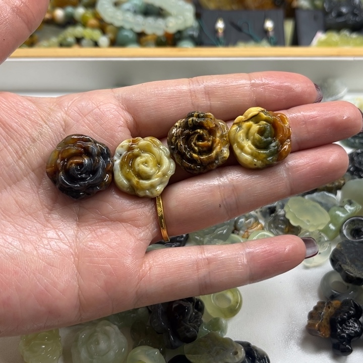 蛇纹石玉未镶嵌颈饰