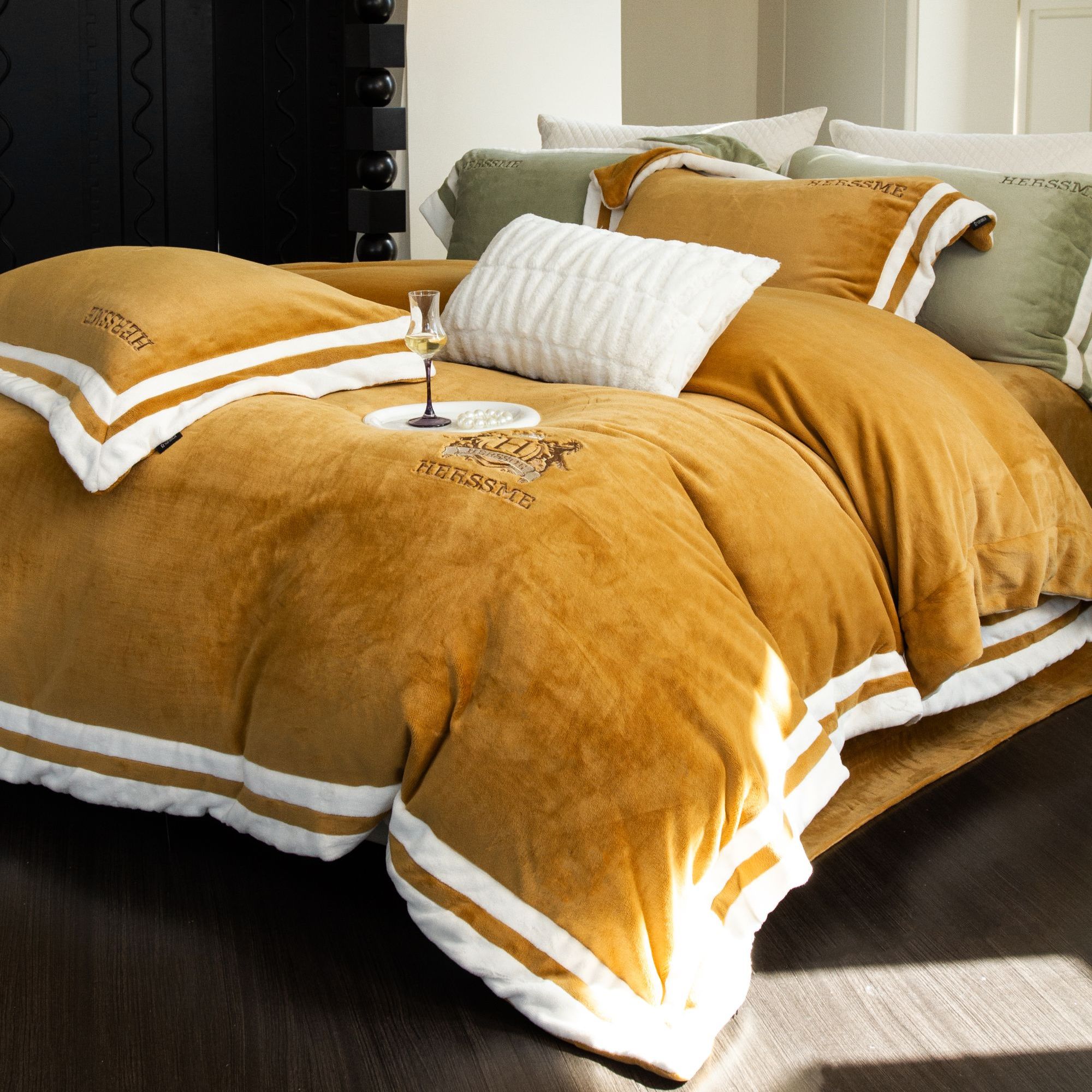 绒巴黎  牛奶绒加厚刺绣四件套被套加绒加厚毛绒被柔软亲肤可机洗