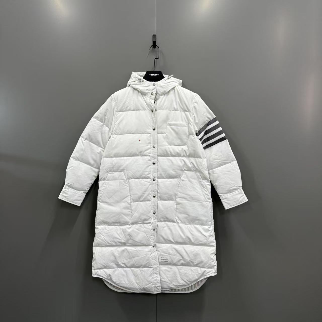 95新 THOMBROWNE （bb）126  经典四条纹连帽羽绒服 46码
