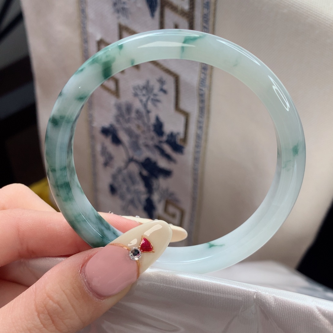 翡翠手镯未镶嵌58圈口