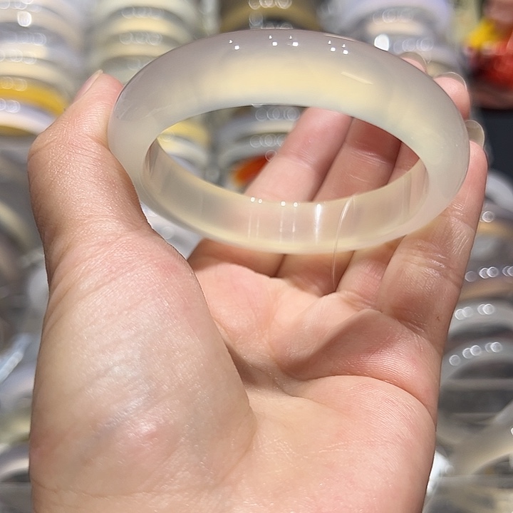 张***.玛瑙/玉髓手镯未镶嵌