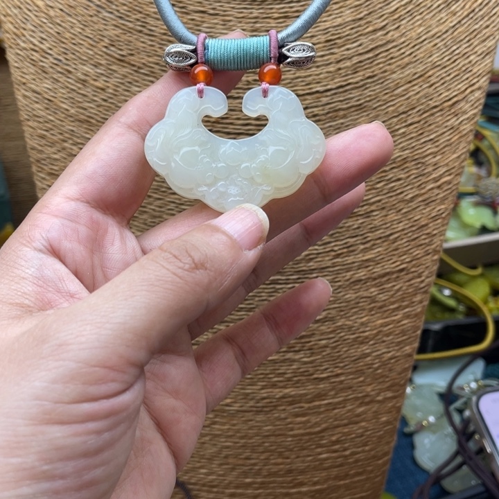 蛇纹石玉吊坠未镶嵌