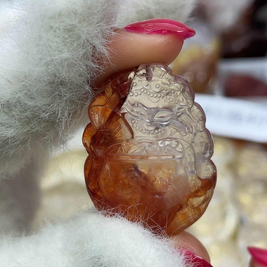 颈饰未镶嵌水晶颈饰未镶嵌的水晶