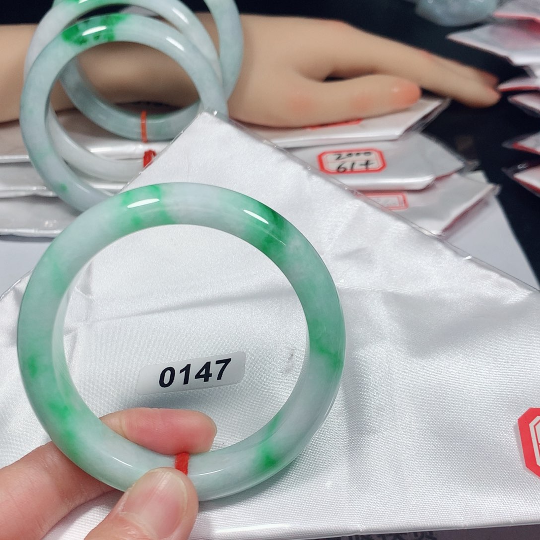 翡翠手镯未镶嵌天然缅甸A货翡翠手镯