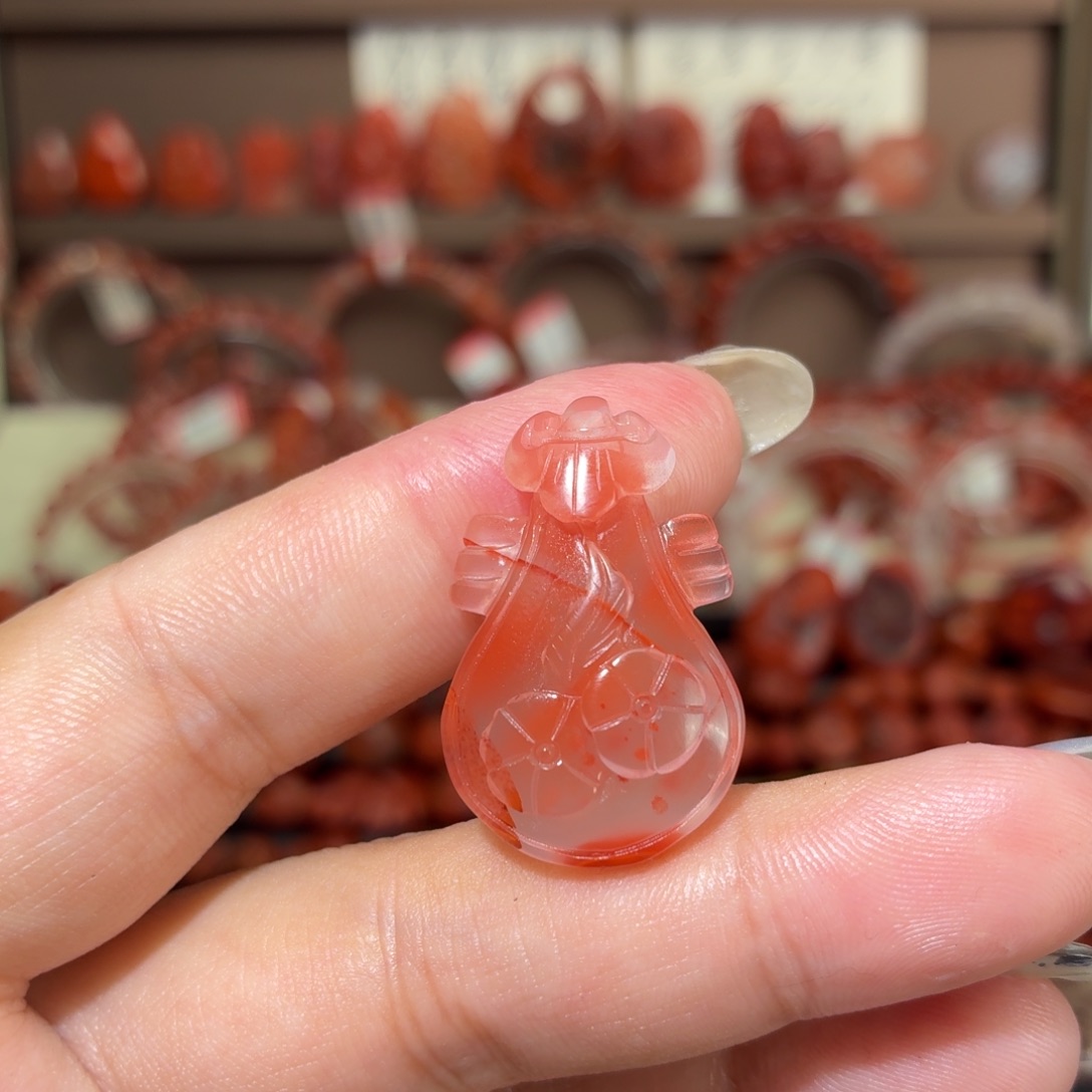 南红玛瑙未镶嵌颈饰琵琶吊坠