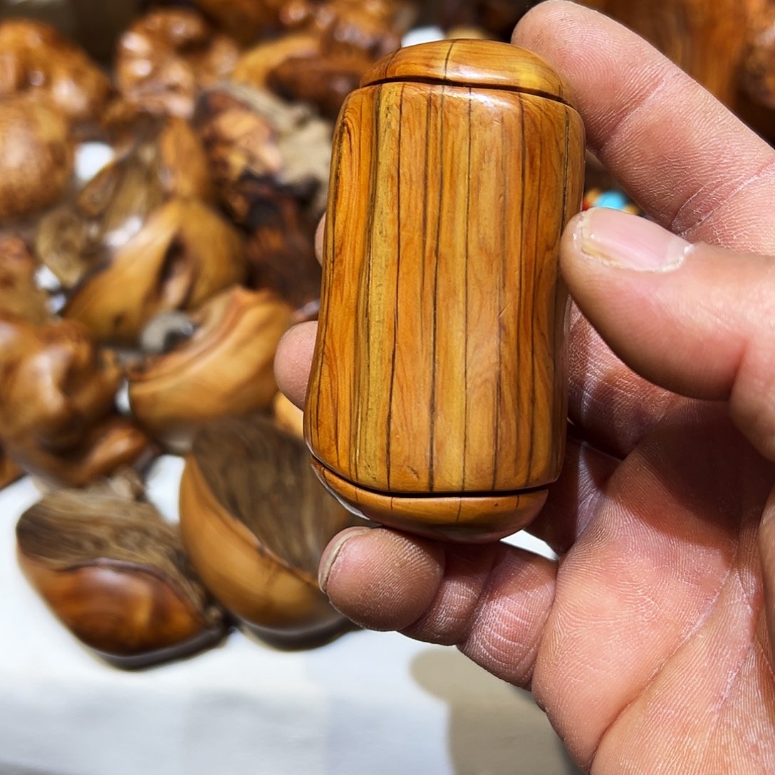 如***至柏木手把一个虎皮的