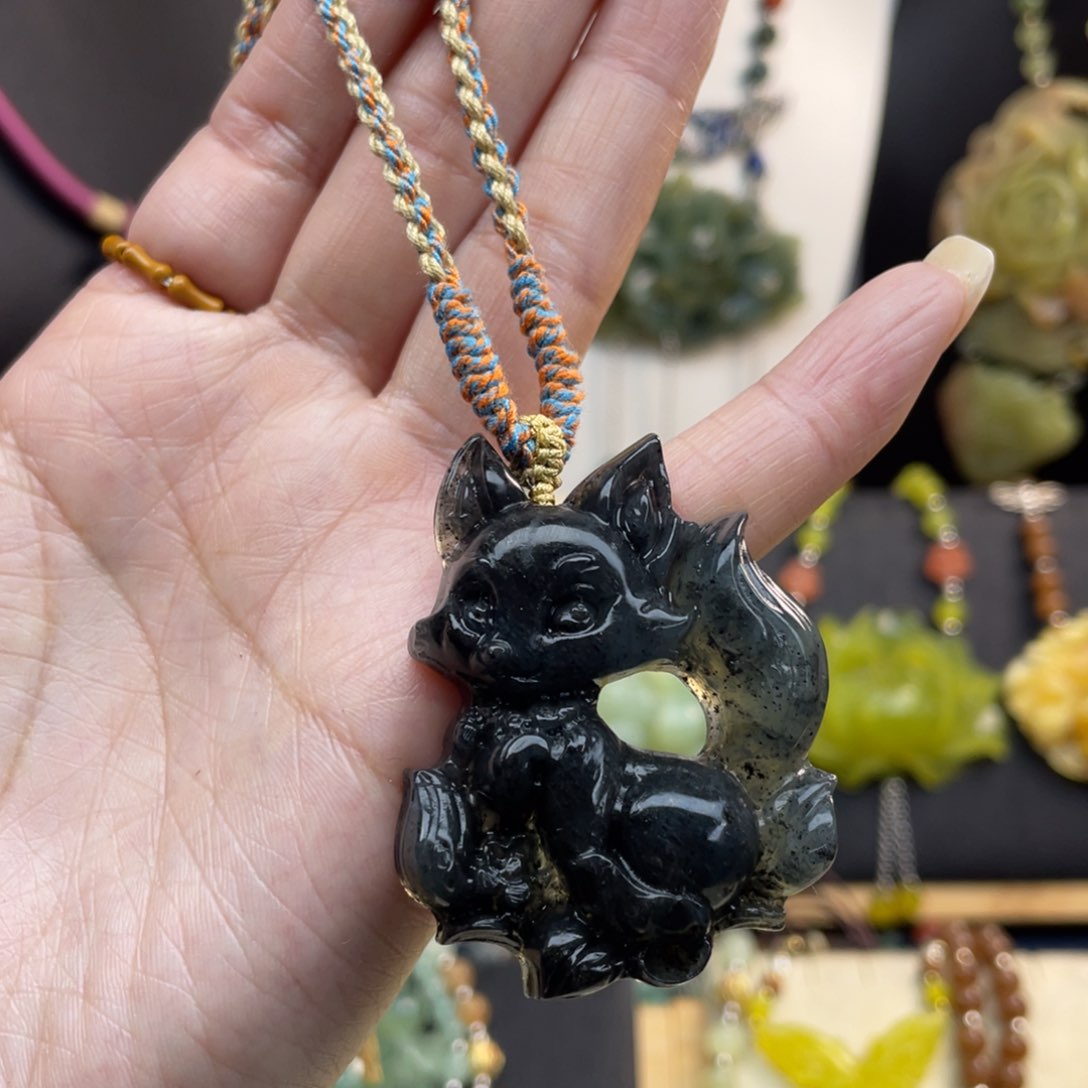 蛇纹石玉颈饰未镶嵌