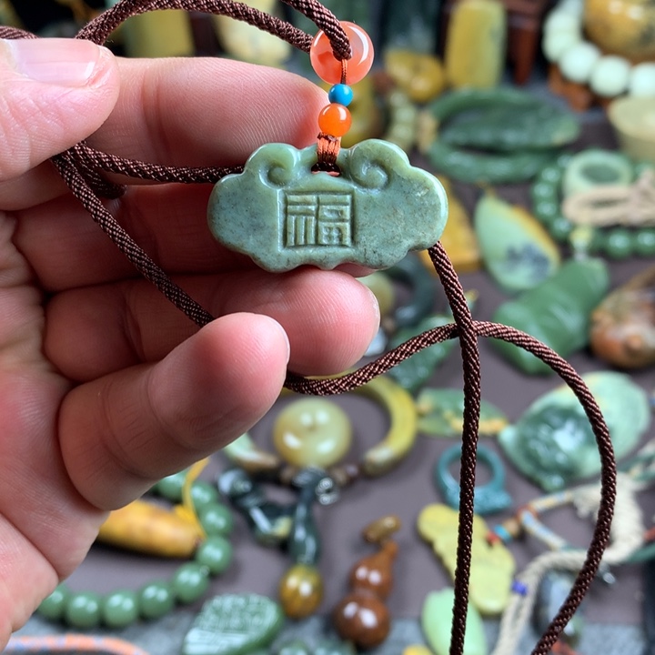 吊坠(赠链)未镶嵌岫岩河磨玉（透闪石质玉）