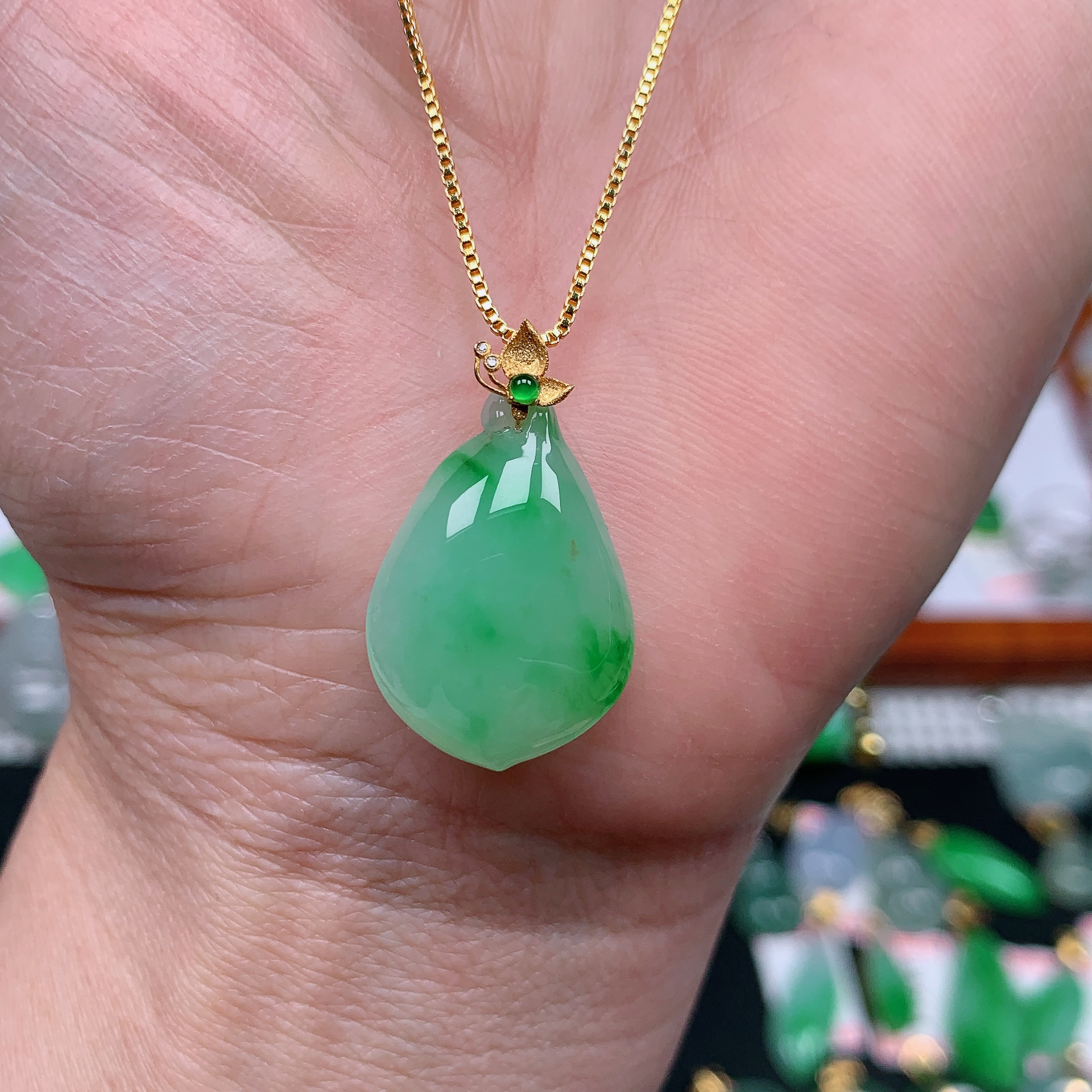 缅甸天然翡翠A货 冰润飘绿福瓜11/205(尺寸22.5x15.4x5.9)