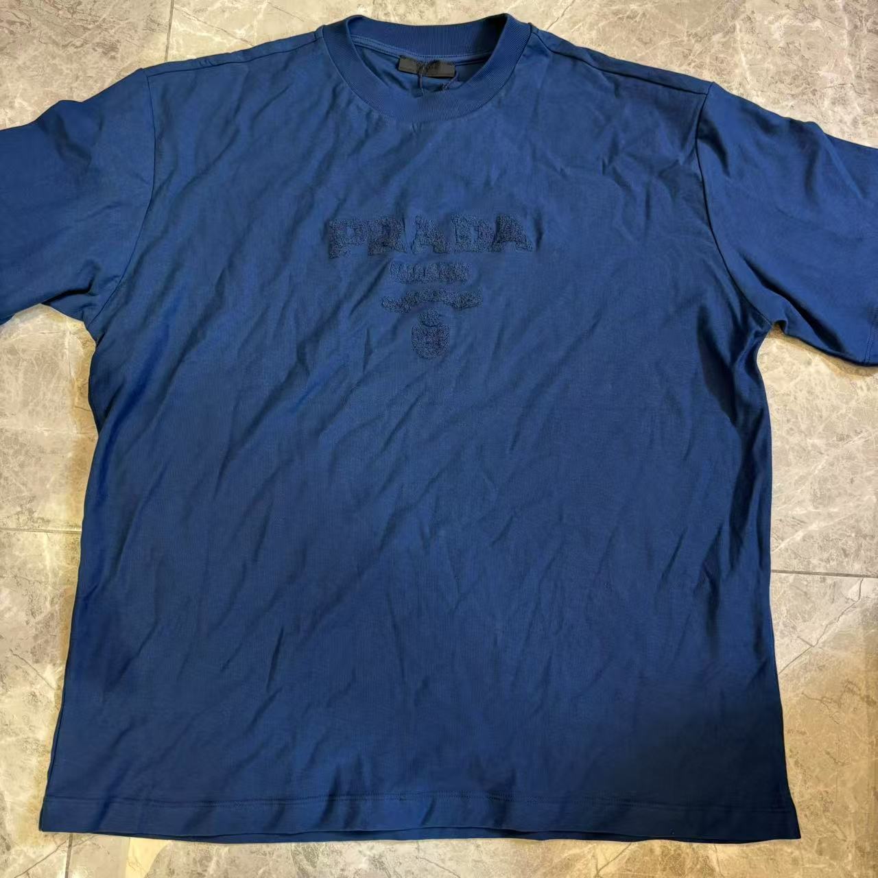 99新 Prada/普拉达 经典立体字母T恤 258