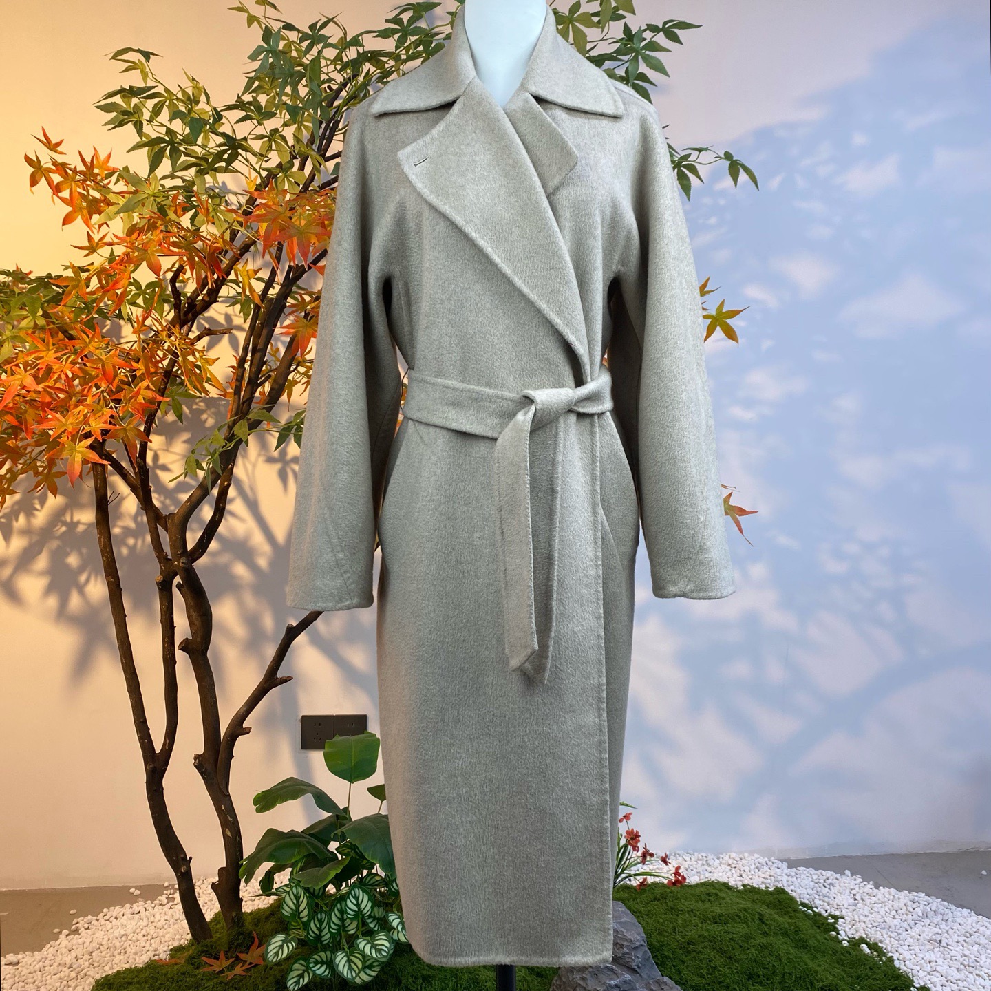 99新 MaxMara 2510250/38码/纯色翻领束腰长款大衣