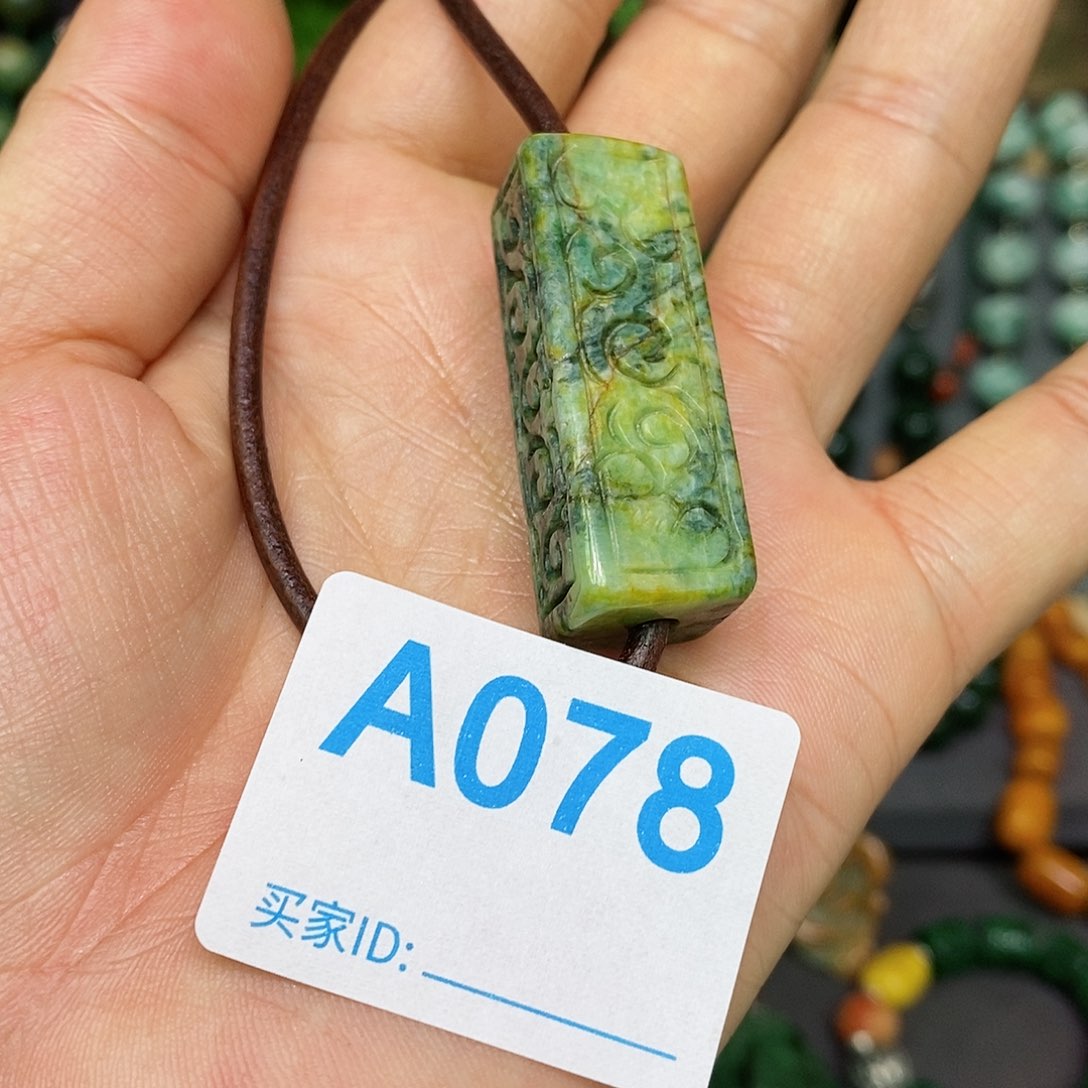 翡翠未镶嵌颈饰漂亮美眉