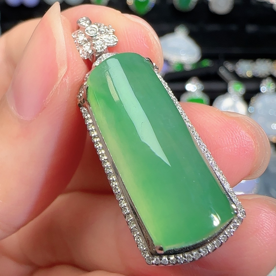 翡翠颈饰18K金镶嵌木那绿无事柱