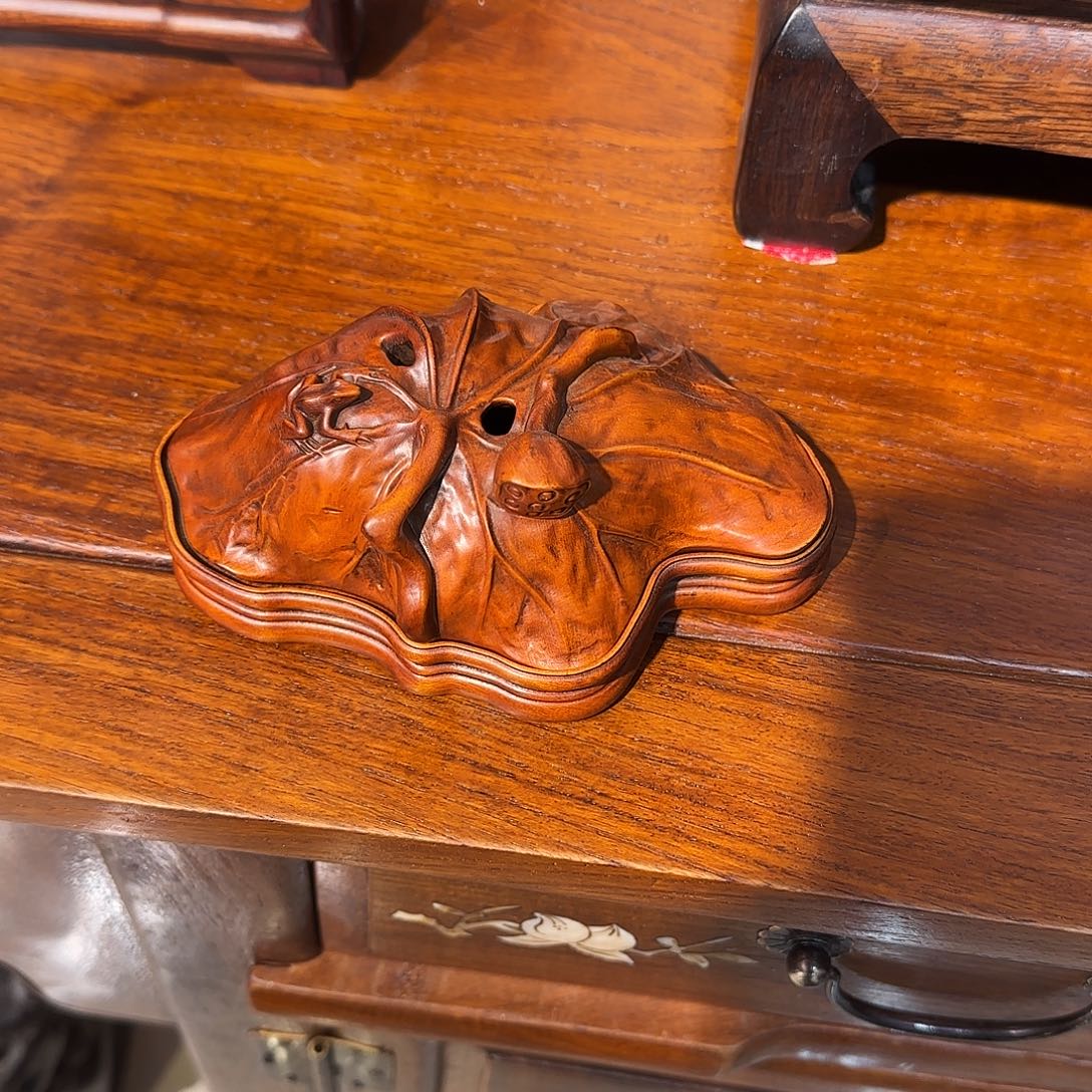 生***息黄杨木荷花熏香炉一个