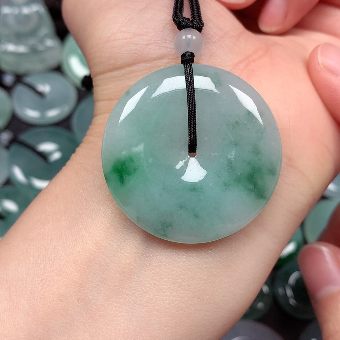 翡翠颈饰未镶嵌平安扣