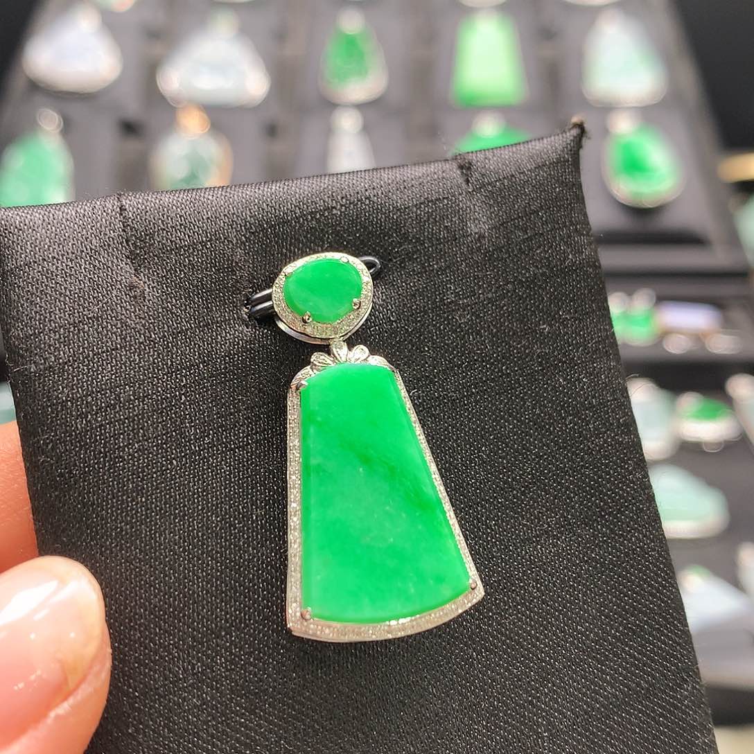 翡翠18K金镶嵌颈饰无事牌