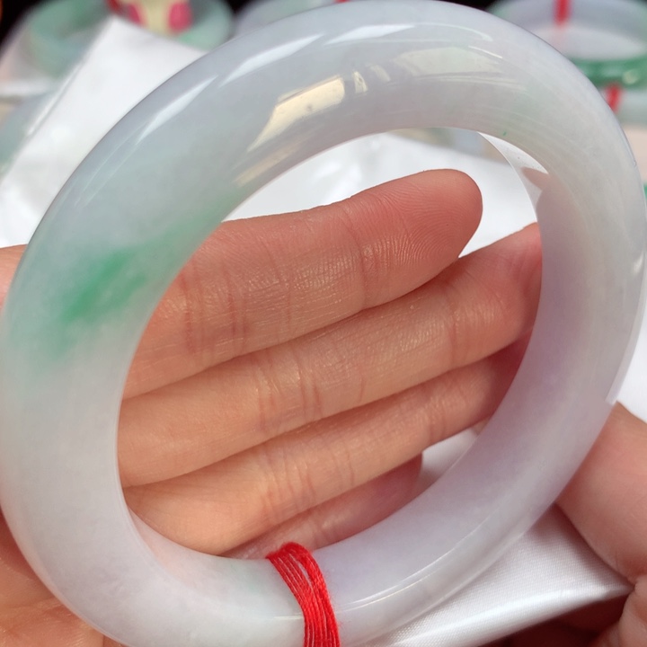 翡翠手镯未镶嵌春彩