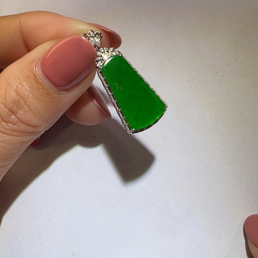 翡翠颈饰18K金镶嵌吊坠