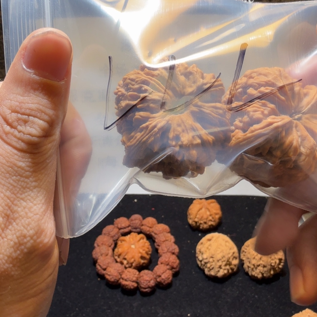 L***L文玩核桃吊坠南疆石