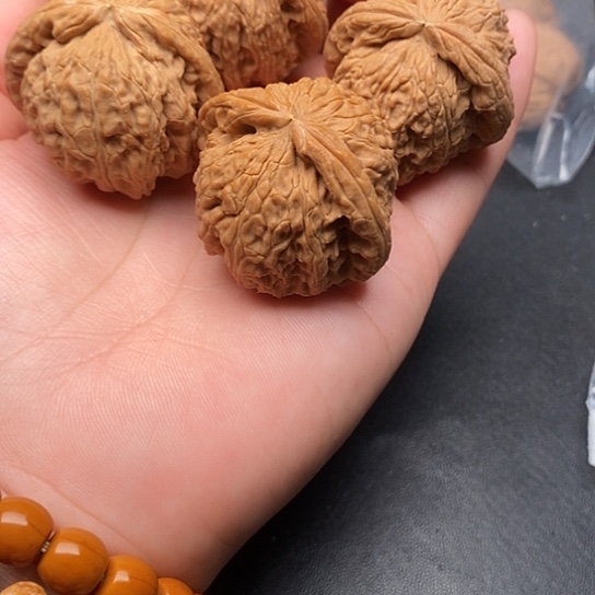 及***r桃核吊坠白狮子全品无修